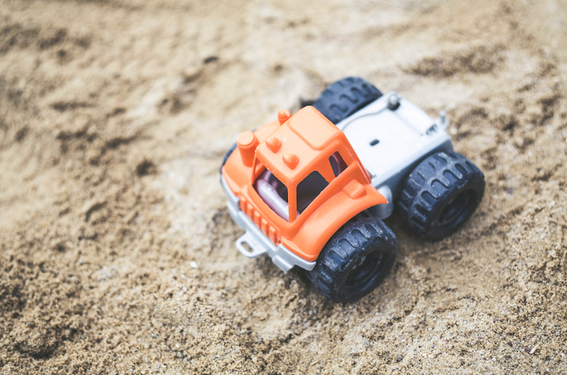 Spielauto im Sand