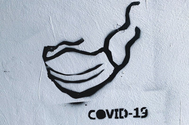 Graffito: Maske und Schriftzug Covid-19