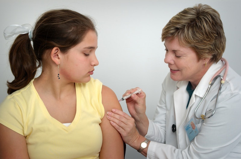 Junge Frau erhält Impfung
