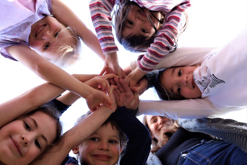 Kinder halten sich an den Händen